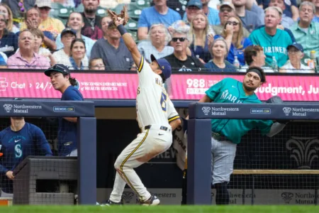 Brewers strike early, beat Mariners 7-4